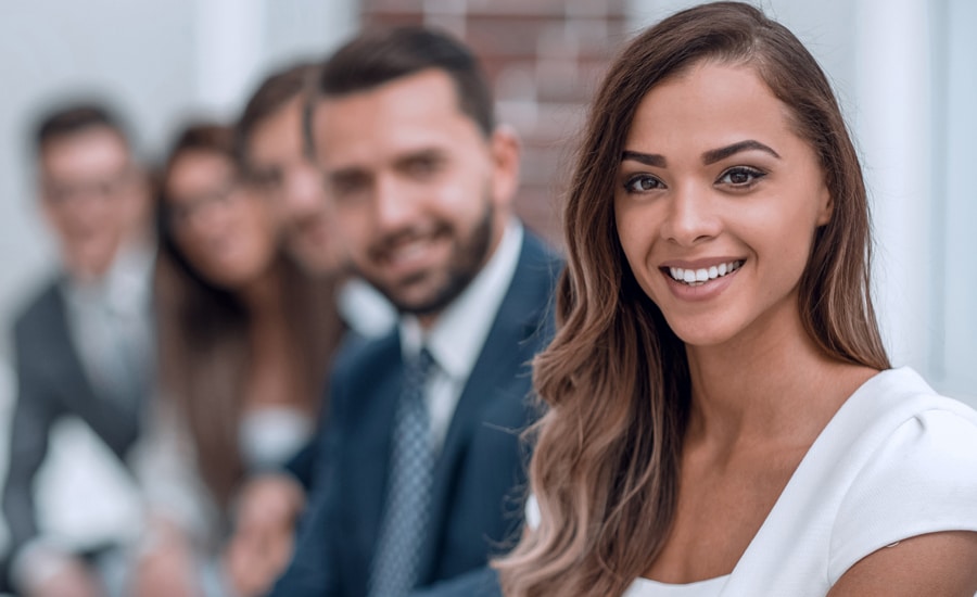 Grupo de personas sonrientes dispuestas a colaborar