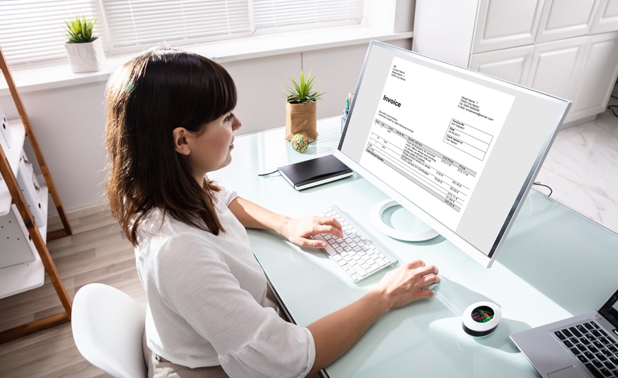 Mujer explora plataforma de facturación electrónica en salud en un computador